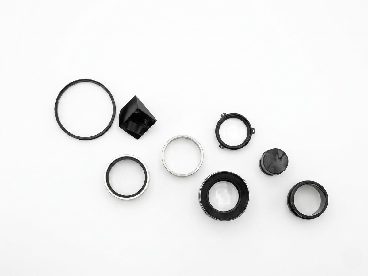 Cleanroom-molded black plastic seals and rings