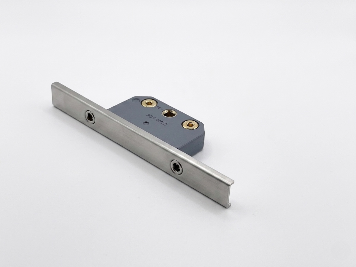Die-cast lock bar with mounting seat